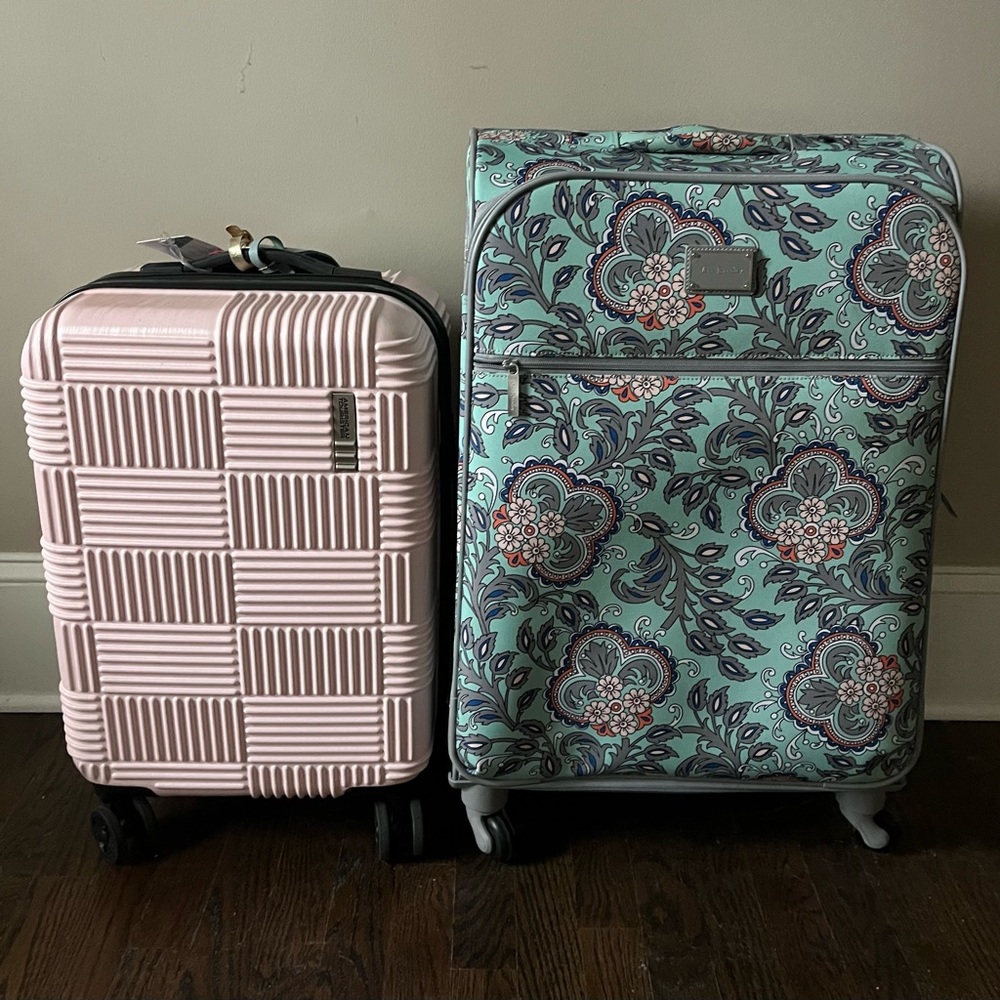 Vera Bradley Rolling Suitcase in RETIRED Fan Floral - Picture 13 of 13